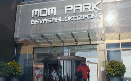 Furcsa szag miatt evakuálták a budapesti MOM Parkot