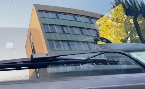 Videóval - Kamion akarta elütni őket a Magyar Rádió védelme miatt - állítják a Momentum képviselői