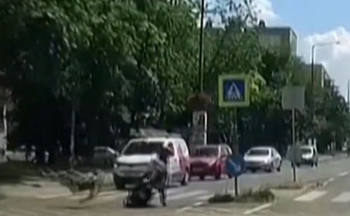 Felvették: métereket repült a gyalogos Pesten, mert elgázolta a motoros