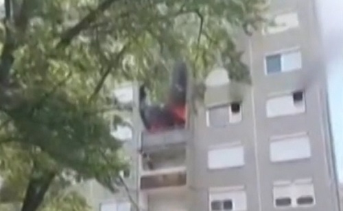  „Tűz van!” - Videón, ahogy óriási pánik tört ki egy dunakeszi panelházban - halott is van
