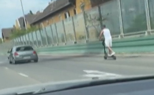 Videó: védőfelszerelés nélkül, durva tempóban rollerezett egy férfi Budapesten az M5-ös bevezetőn
