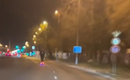 Videóval - Mínusz 3 fokban száguldott büntethető sebességgel a Váci úton egy rolleres