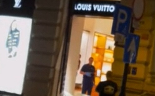 Megdöbbentő! Autóval törtek be egy luxusboltba Pesten