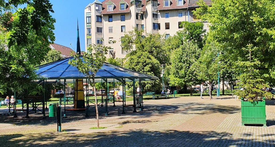 Egy időre lezárták a budapesti Ferenc teret a varjútámadások miatt