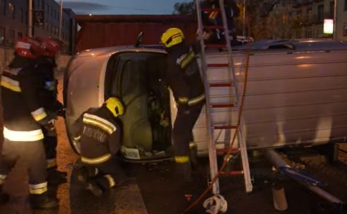 Feszítővágóval mentették Újbudán a súlyos baleset sérültjeit