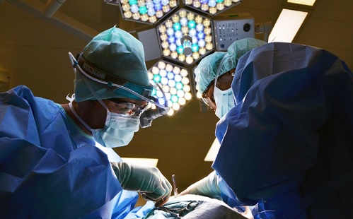 Orvosi csoda Budapesten: megmentették a 9 éves kislány életét, elkezdte felfalni a húsevő baktérium