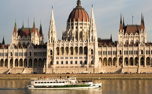 Lezuhant egy férfi a rakpart köveire a pesti Parlamentnél