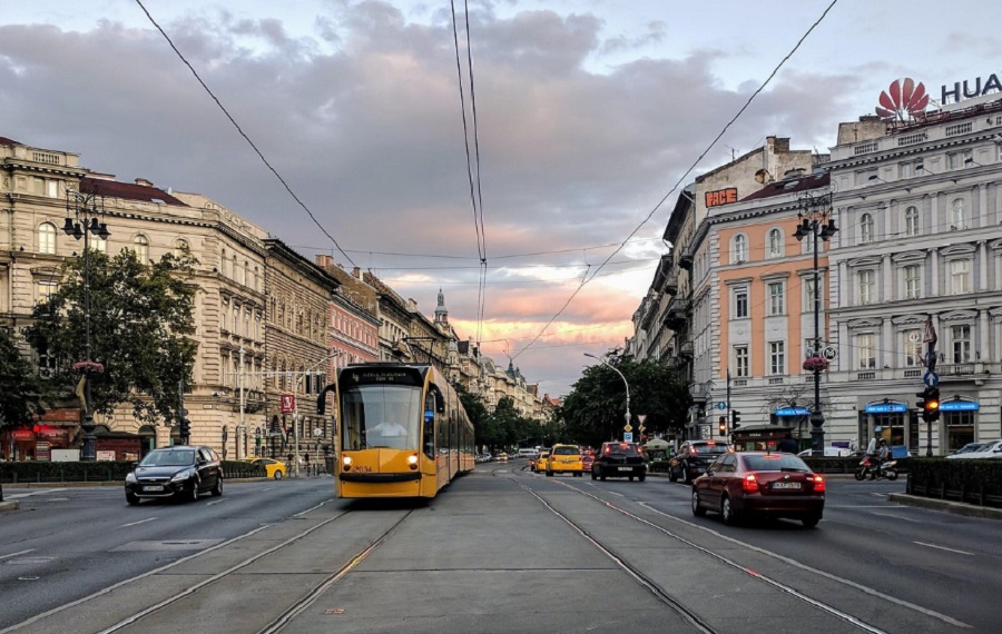 Drágulhat a nehezebb villanyautók parkolása Budapesten
