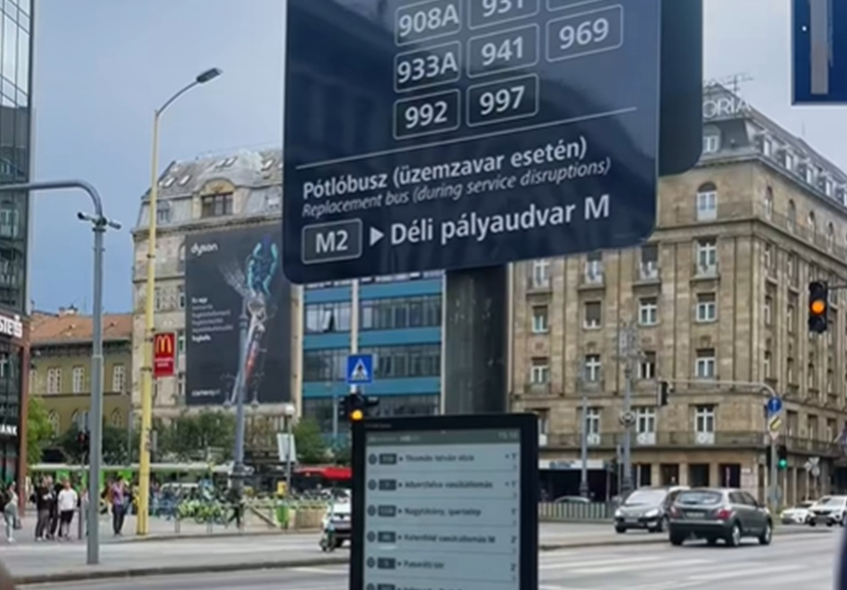 Digitális, e-papír alapú menetrendekkel újulnak meg a buszmegállók Budapesten