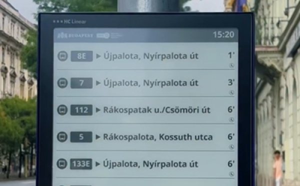 Digitális, e-papír alapú menetrendekkel újulnak meg a buszmegállók Budapesten