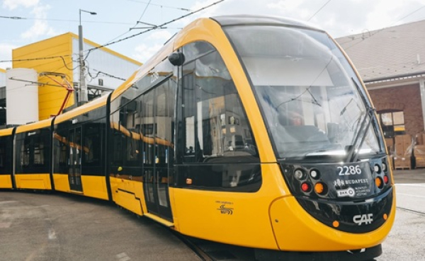 Több korszerű villamos érkezik Budapestre – nem kevés már forgalomba is állt