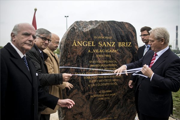 Embermentőre emlékeztünk -  Ángel Sanz-Briz: illik tudni e nevet