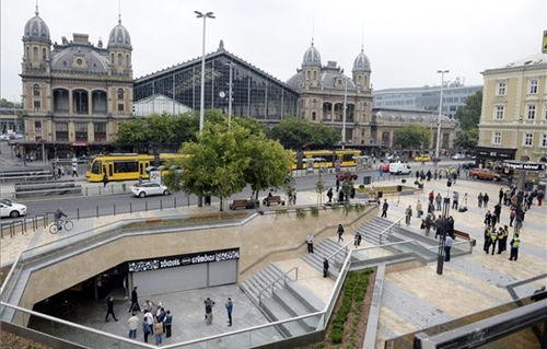 Újra a Nyugatinál, az óra alatt – kedvenc találkozóhelyünk teljesen megújult